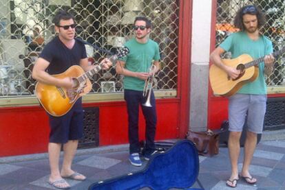 Un momento de la actuación callejera de Reed, a la izquierda, en la plaza de Ópera.