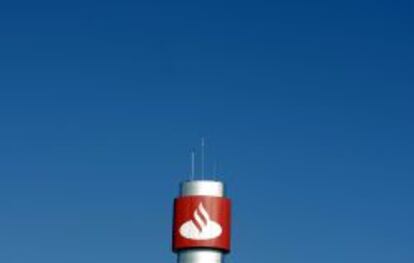 Logo del Banco Santander en un rascacielos de Madrid.