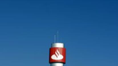 Logo del Banco Santander en un rascacielos de Madrid.