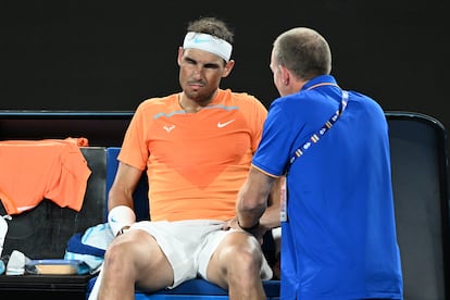 El tenista recibe asistencia médica durante el partido tras su lesión.  