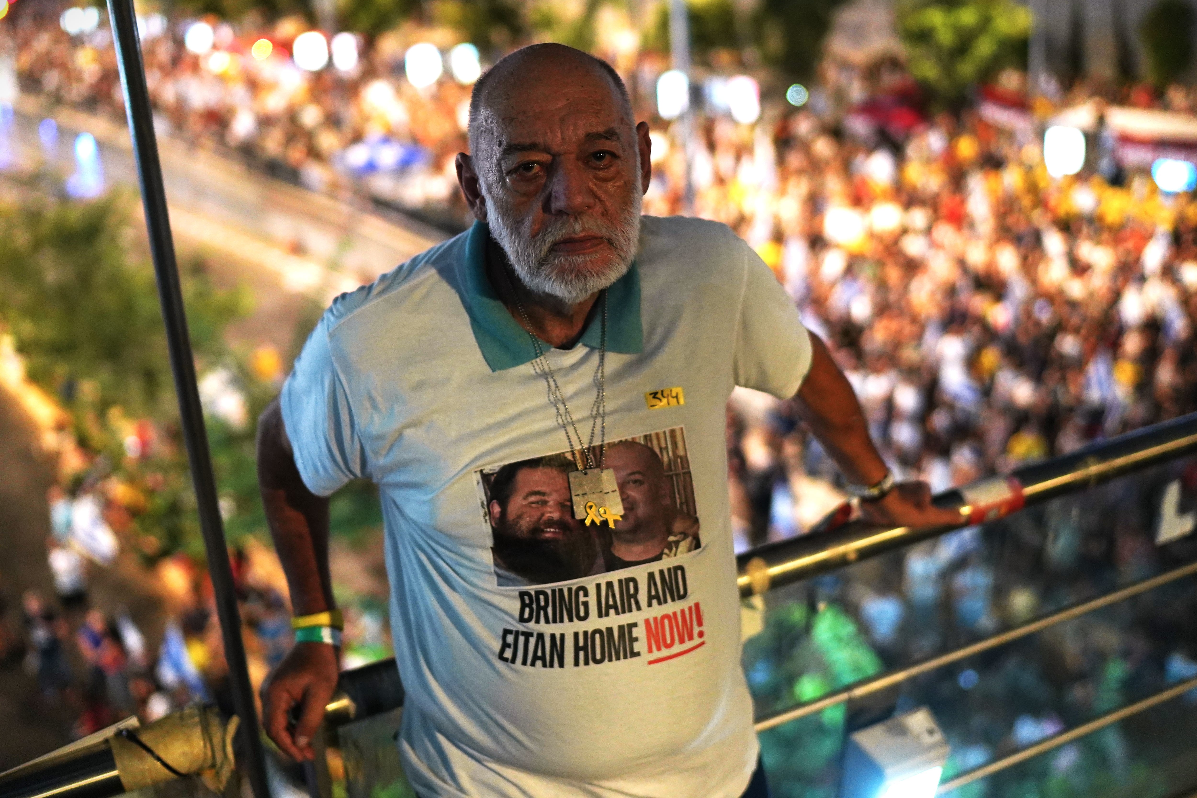 Itzik Horn luce una camiseta con la imagen de sus dos hijos secuestrados en Gaza desde el 7 de octubre de 2023, Yair y Eitan, en una manifestación en Tel Aviv el 14 de septiembre