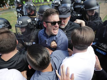 O supremacista branco Richard Spencer ao ser retirado no protesto de Charlottesville