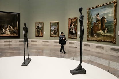 'Hombre que camina II' y 'Mujer grande', de Alberto Giacometti, en la sala de 'Las meninas' del Museo del Prado, en Madrid. 