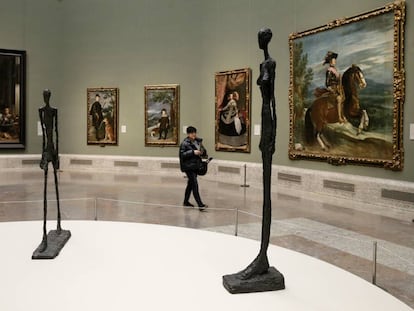 'Hombre que camina II' y 'Mujer grande', de Alberto Giacometti, en la sala de 'Las meninas' del Museo del Prado, en Madrid. 