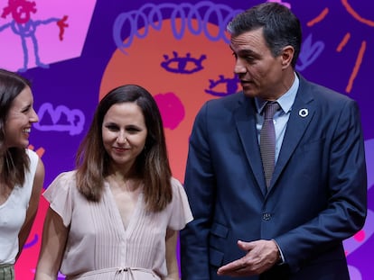 Pedro Sánchez junto a Irene Montero y Ione Belarra, en julio en Madrid.