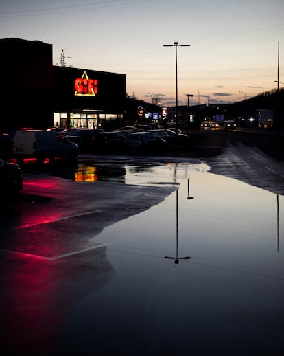 Una zona comercial junto a la autopista A47 en Givors, entre Lyon y Saint-Étienne. 