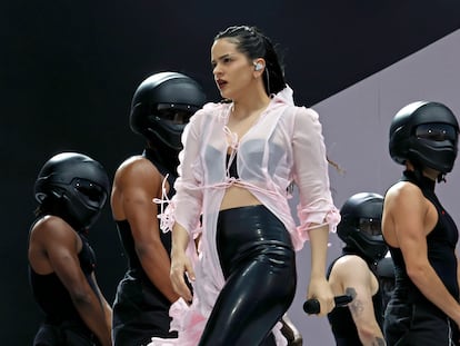 Rosalía, durante su actuación del sábado en el festival de Coachella, en Indio (California).