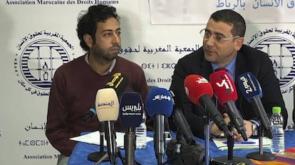 Omar Radi, a la izquierda, el jueves 9 de enero, en la sede de la Asociación Marroquí de Derechos Humanos (AMDH), en Rabat.