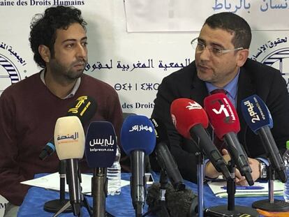 Omar Radi, a la izquierda, el jueves 9 de enero, en la sede de la Asociación Marroquí de Derechos Humanos (AMDH), en Rabat.
