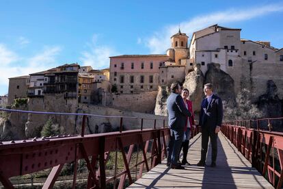 El presidente nacional del PP, Alberto Núñez Feijóo, acompañado del líder regional de esta formación en Castilla-La Mancha, Francisco Núñez, y la diputada Beatriz Jiménez Linuesa, este miércoles en Cuenca.