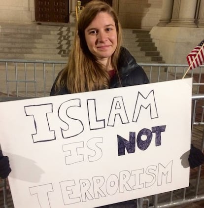 Emily, de 28 años, la noche del domingo en la protesta contra Trump