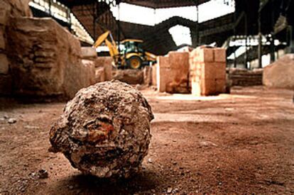 Bala de cañón hallada en las excavaciones arqueológicas descubiertas en las obras de la nueva biblioteca de Barcelona en el antiguo Mercat del Born, que corresponden a los restos de la ciudad de Barcelona de los siglos XIV al XVII.