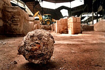 Bala de cañón hallada en  las excavaciones arqueológicas descubiertas en las obras de la nueva biblioteca de Barcelona en el antiguo Mercat del Born, que corresponden a los restos de la ciudad de Barcelona de los siglos XIV al XVII.