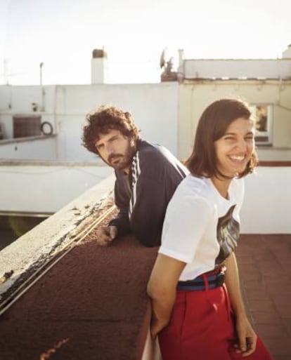 Maria y Marcel posan para ICON. Ella, con una camiseta que se ha hecho. “El dibujo es la portada de uno de mis libros favoritos: ‘El manifiesto Cyborg”.