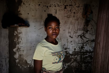 Chimwala, de 22 años, posa para un retrato en la puerta de la habitación donde ejerce la prostitución, en una localidad cercana a la ciudad de Nkhotakota, en la región central de Malaui.