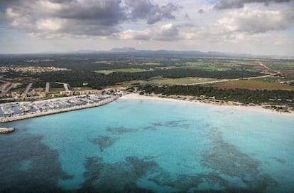 La playa de Es Trenc, en Mallorca. El macrohotel está proyectado en la zona boscosa tras el puerto deportivo.