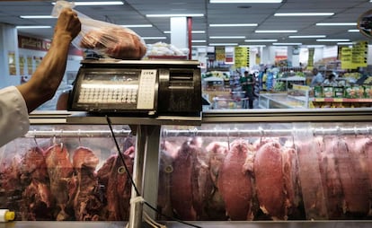 Funcion&aacute;rio pesa um peda&ccedil;o de carne durante inspe&ccedil;&atilde;o do Procon no Rio. 