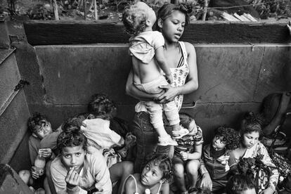 La gente ha estado huyendo del estado de crisis de Venezuela a la vecina Colombia desde 2016: de la inseguridad política y la violencia, del hambre y un sistema de salud en estado de colapso. Según estimaciones de Unicef, el número de refugiados ha aumentado a 1,7 millones, incluidos más de 430.000 niños y jóvenes. Las organizaciones colombianas brindan una especie de primeros auxilios en la frontera, distribuyendo alimentos, agua potable y medicinas. La mayoría de los refugiados, sin embargo, intentan llegar a la capital, Bogotá, o continuar hacia Ecuador. Se embarcan en viajes de aventura a pie, algunos lo consiguen viajando encima de camiones. El fotógrafo italiano Nicoló Filippo Rosso, quien actualmente vive en Colombia, ha capturado una de esas escenas: niños transportados en un camión que normalmente lleva carbón.
