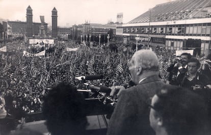 El presidente de la Generalitat de Cataluña, Josep Tarradellas saluda a la multitud que acudió a aclamarle en la Avenida de María Cristina para darle la bienvenida tras sus 80 años en el exilio.