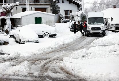 Un panadero ambulante vende su mercancía en la localidad navarra de Gorriti, cubierta por la nieve este miércoles.