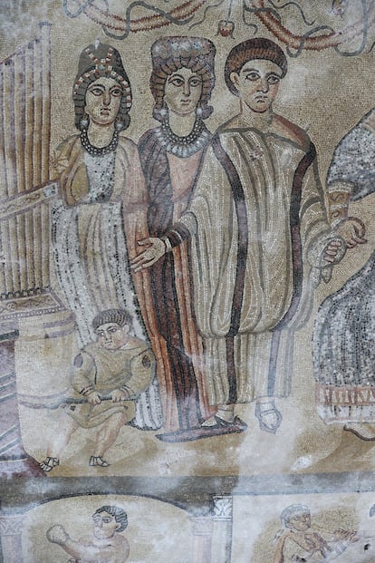 Detalle de una de las dos pantomimas que fueron representadas en el mosaico. Uno de los personajes lleva un escarpín largo y sólido con el que marcaba los 'tempos' de la música. Es una de las escasas representaciones que existen en el mundo.