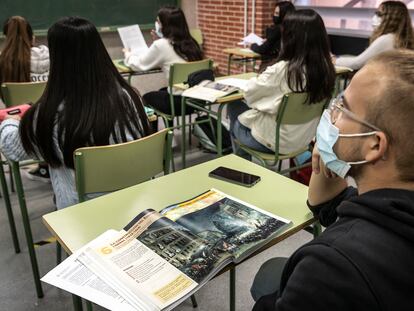 Clase de Historia de España, esta semana, en el instituto público Benicalap, en Valencia.