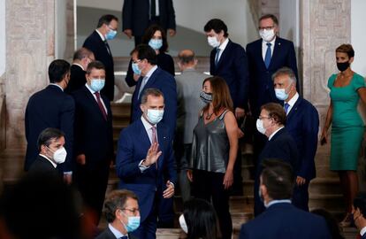 El rey Felipe VI, rodeado por los presidentes autonómicos, saluda a la prensa tras posar en el interior del monasterio de San Millán de Yuso.