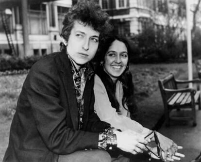 27th April 1965: American folk singers, Bob Dylan and Joan Baez at the Savoy in London. Bob is on tour in the UK.
UPI LN 497792A