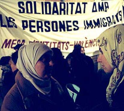 Dos mujeres inmigrantes durante la manifestación de anoche en Valencia.