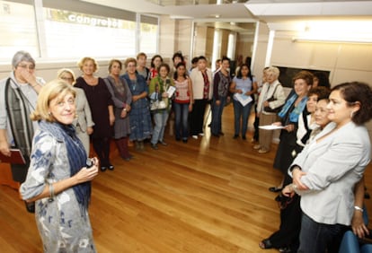 Marta Álvarez de Arcaya (a la izquierda), un en seminario para familiares y voluntarios celebrado en San Sebastián.