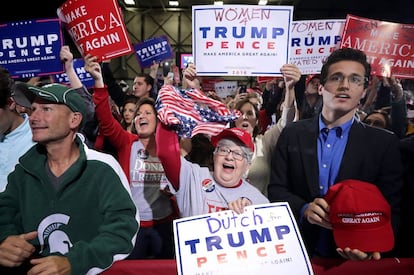 Votantes de Donald Trump animan al candidato republicano durante un evento electoral en Grand Rapids, Michigan (EE UU) el 31 de octubre.