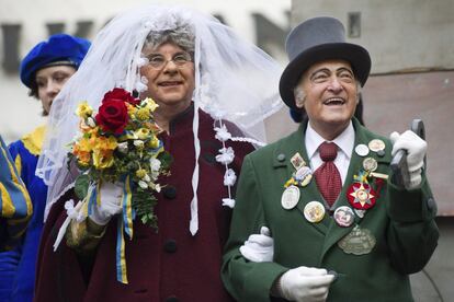 Dos personas disfrazadas de los padres de la ciudad de Meersburg, Fritz y Frieda, durante la celebración del Carnaval en Meersburg (Alemania).