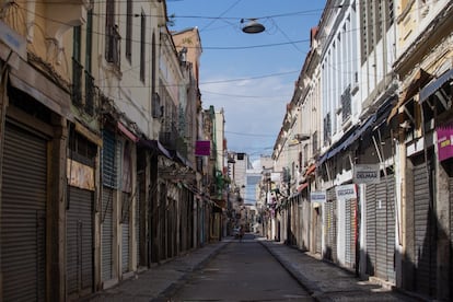 Comercios cerrados en el popular mercado de Saara, en Río de Janeiro. Brasil decretó el pasado 18 de marzo el estado de calamidad pública ante el avance del virus en el país.