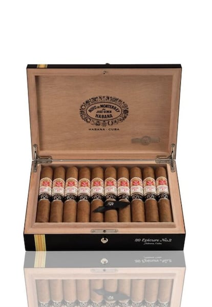 Hoyo de Monterrey ha presentado su primera Reserva, en su icónica vitola Epicure No.2, uno de los símbolos de la marca y una de las vitolas de habanos más populares en todo el mundo. Se trata de uno de los Robustos más apreciados por el fumador de habanos. Un formato de tendencia que cuenta con las características más reconocidas de la marca, como la suavidad de su ligada y su carácter dulzón, delicado y aromático, que confieren a este habano una gran elegancia y complejidad. Precio: 750 euros el estuche de 20 unidades.