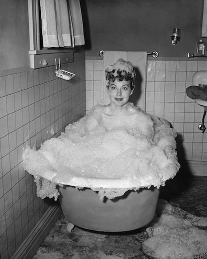 Ava Gardner tomando un baño en 1948.