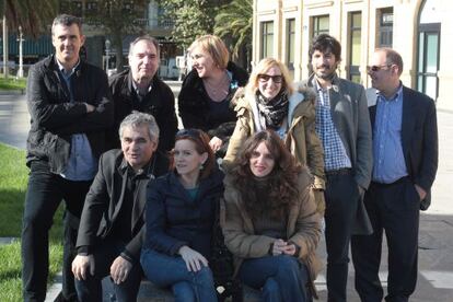 Bernardo Atxaga (abajo a la izquierda) junto a miembros del reparto y la dirección de El hijo del acordeonista en San Sebastián.