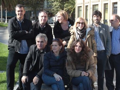 Bernardo Atxaga (abajo a la izquierda) junto a miembros del reparto y la dirección de El hijo del acordeonista en San Sebastián.