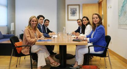 Los equipos negociadores de PP y Vox.