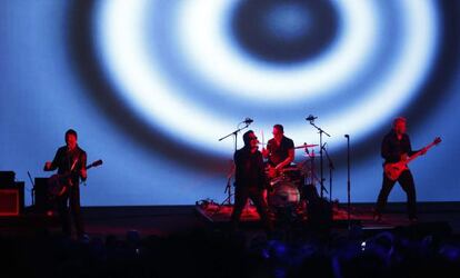 U2 actúa en el evento de Apple en el Centro Flint de Cupertino, California