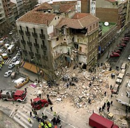 Esta madrugada ha terminado la búsqueda entre los escombros del edificio desplomado en Madrid sin hallar nuevas víctimas. En la imagen, vista aérea del bloque.