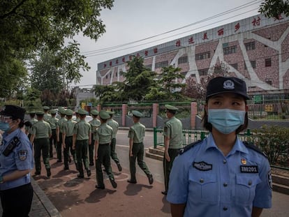 Agentes de policía chinos impiden la entrada al edificio del mercado Xinfadi, en Pekín, donde se ha detectado un brote de Covid-19.