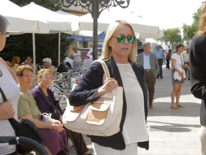 Marina Casta&ntilde;o pasa ante unas vecinas por una calle de Padr&oacute;n a la salida del juzgado.