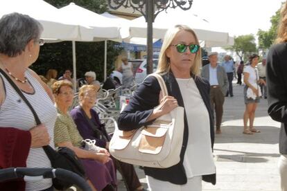Marina Castaño pasa ante unas vecinas por una calle de Padrón a la salida del juzgado.