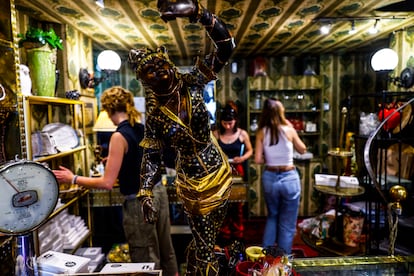 Interior de la bombonería Santa, en Madrid. 