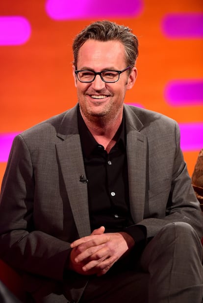 <strong>Matthew Perry.</strong> "No recuerdo tres años de ‘Friends’. Durante ese tiempo, entre la tercera y la sexta temporada, estuve un poco ido. Fueron unos años difíciles", comentó el actor a BBC Radio 2 refiriéndose a los problemas de adicciones que le hicieron ingresar dos veces en un centro de rehabilitación. El protagonista de la famosa serie de los noventa era adicto al alcohol y al Vicodin —un opioide derivado de la codeína, que se utiliza como analgésico vía oral para tratar el dolor—. "No podía parar. Llegó un punto en que las cosas se pusieron tan mal que no pude ocultarlo más y lo supo todo el mundo", dijo a ‘The Hollywood Reporter’. "Estar sobrio es muy complicado. Soy tímido, pero estar en una serie que es vista por 30 millones de espectadores hizo que la gente se enterase de mi problema. Por eso es tan importante la existencia de clínicas que te aíslen de todo el ambiente que no te favorece", añadió. Ahora, superadas sus adicciones, reconoce que lo que más aprecia de la vida es poder ayudar a quienes lo necesitan. "Lo mejor que he hecho es que, si se me acerca un alcohólico y me pide que le ayude a dejar de beber, siempre le digo que sí. Sé cómo conseguirlo".