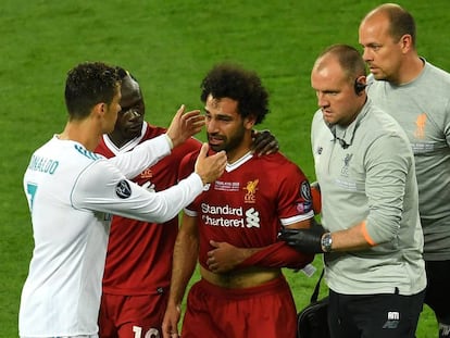 Cristiano Ronaldo consuela a Salah, que tuvo que abandonar el partido en el primer tiempo tras lesionarse en el hombro.
