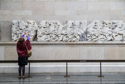 Cinco millones de visitantes cruzan cada año las puertas de este museo situado en el barrio londinense de Bloomsbury. La atracción turística más popular de Londres ofrece una colección, extensa y consagrada de objetos, arte y antigüedades. Se podría estar aquí toda una vida y descubrir algo nuevo cada día (el acceso es gratuito). La colección se fundó en 1753 cuando el médico real Hans Sloane vendió su “gabinete de curiosidades”. Al público se abrió unos años después, en 1759 y desde entonces se ha ido enriqueciendo con todo tipo de adquisiciones, legados y saqueos. Resulta dificil escoger, pero hay varias salas y piezas indispensables: la Piedra Rosetta, la Momia de Katebet, las esculturas del Partenón, los Toros alados de Jorsabad, el Barco funerario de Sutton, el Tesoro de Mildenhall o el ajedrez de Lewis.