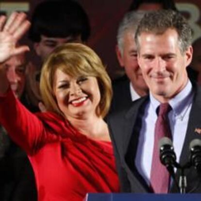 El republicano, Scott Brown con su mujer, Gail Huff.