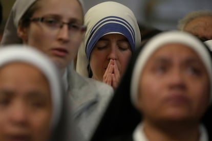 Un grupo de monjas asisten a la misa por el papa Francisco en la basílica de San Juan de Letrán este lunes en Roma.