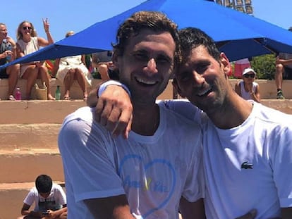 Novak Djokovic junto a su hermano menor (Marko) tras un entrenamiento en Marbella en 2019.